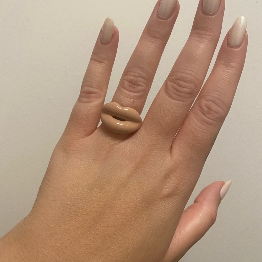 HOT LIPS by Solange Nude Lips Ring